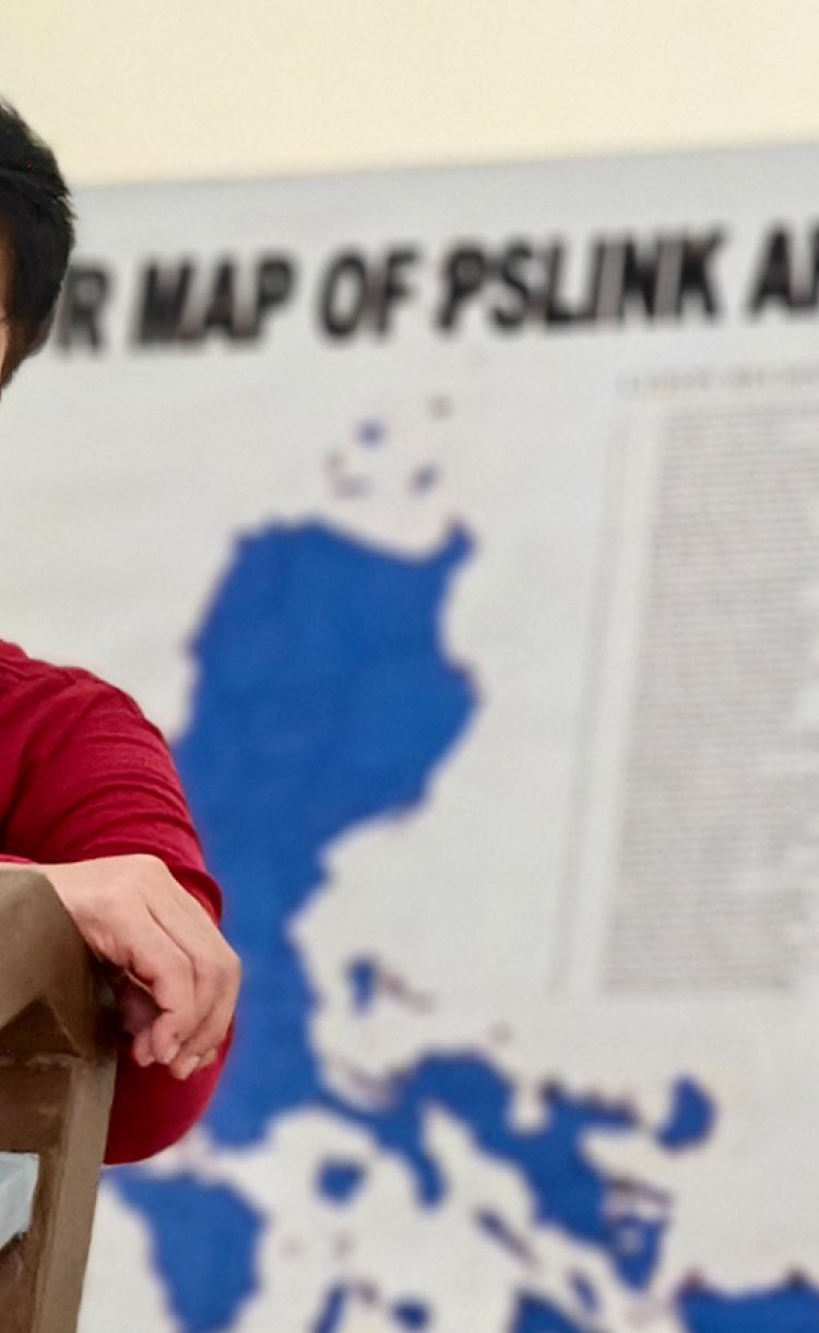 Annie Geron nojaamassa tuolin selkämykseen.