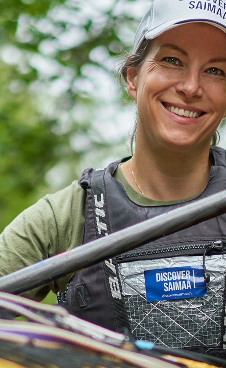 Taru Kaljunen kanootissa.