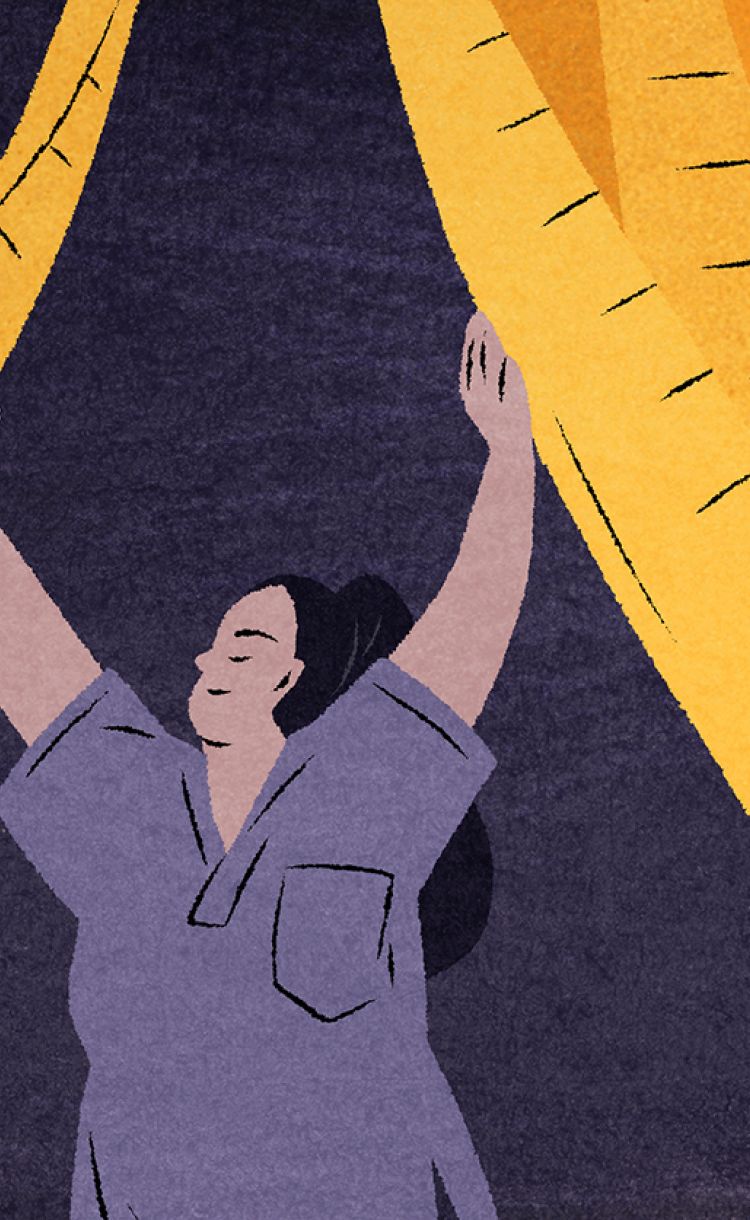 Hoitaja asuun pukeutunut nainen avaa mittanauhoista tehtyä verhoa.