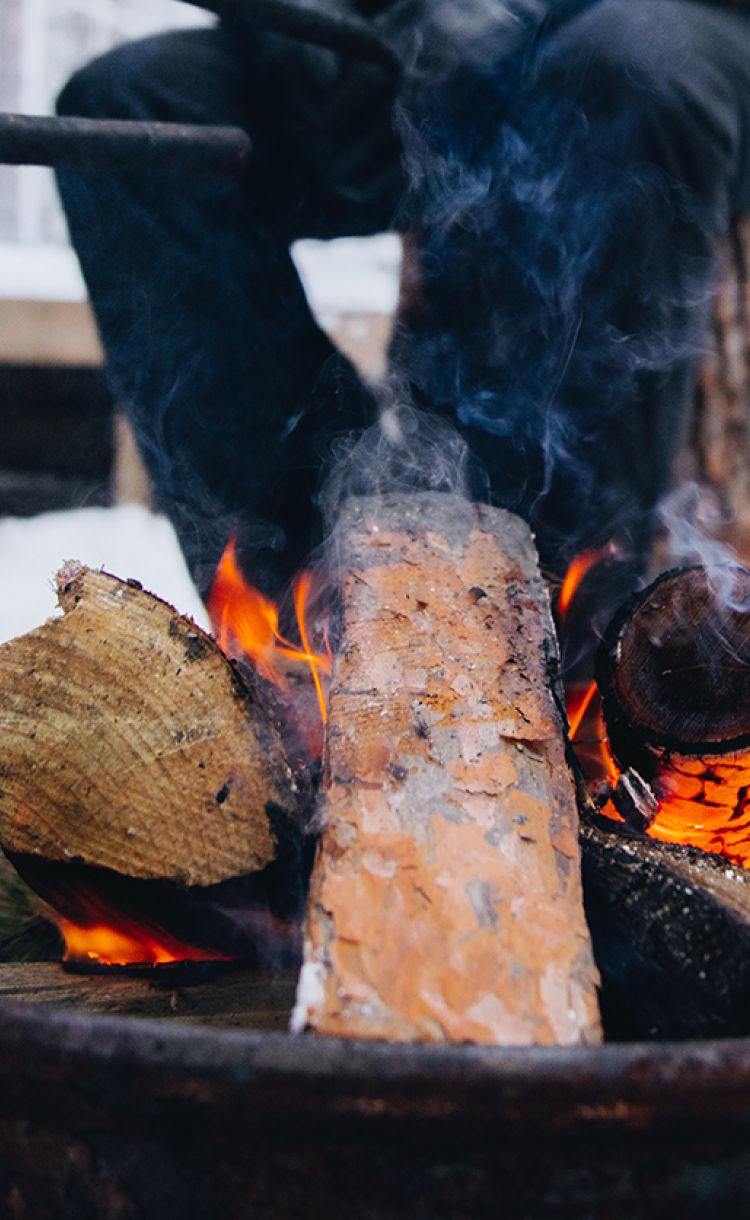 Lähikuva nuotiosta talvella.