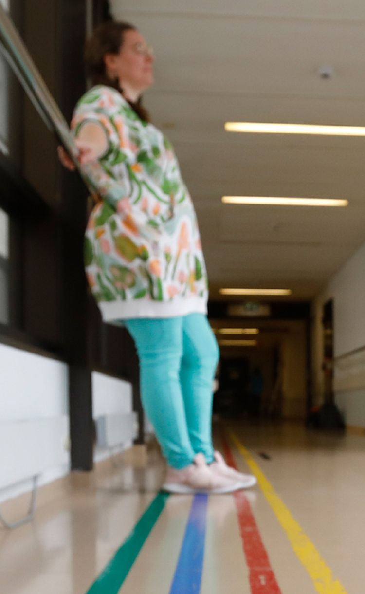 Anniina Orrenmaa seisomassa sairaalan käytävällä.