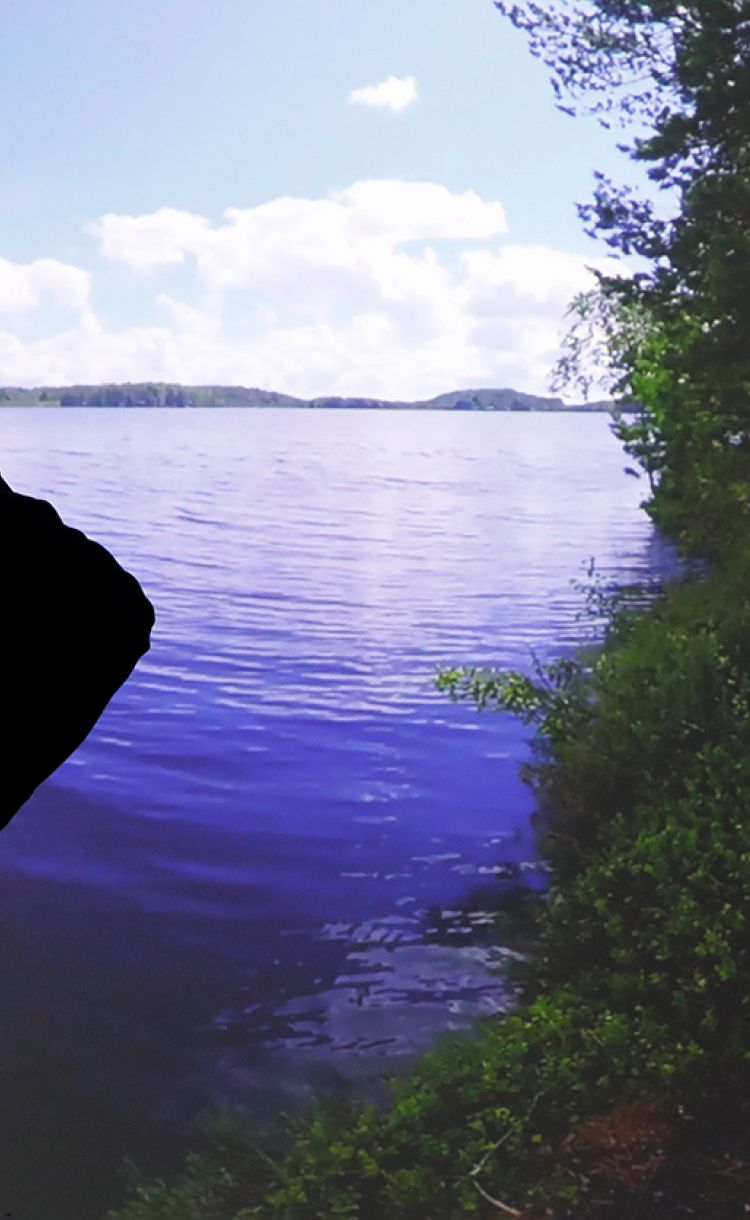 Sairaanhoitaja Ville Päivärinta testaa aistihuonetta Tyksin Kompassisairaalan osastolla M2.