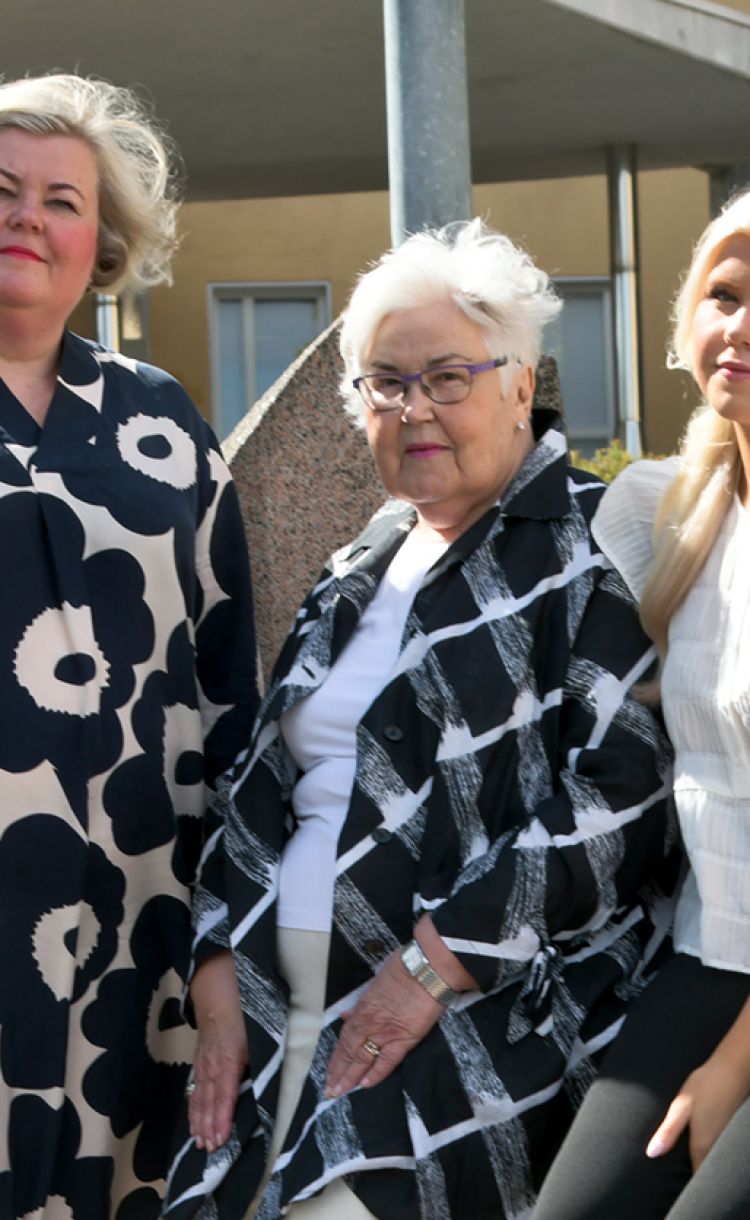 Leena Jokinen-Anttila, Inkeri Jokinen ja Fanni Anttila vierekkäin.