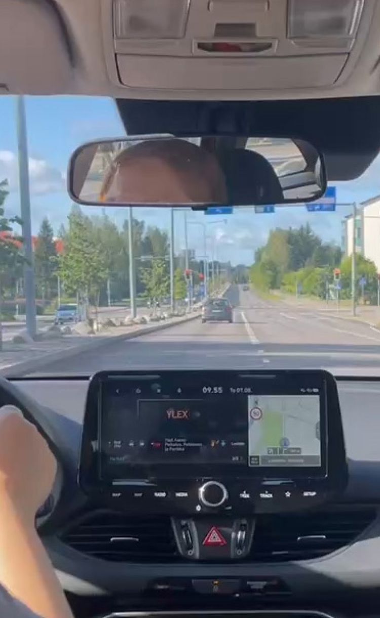 Laura Haapasalo auton ratissa.