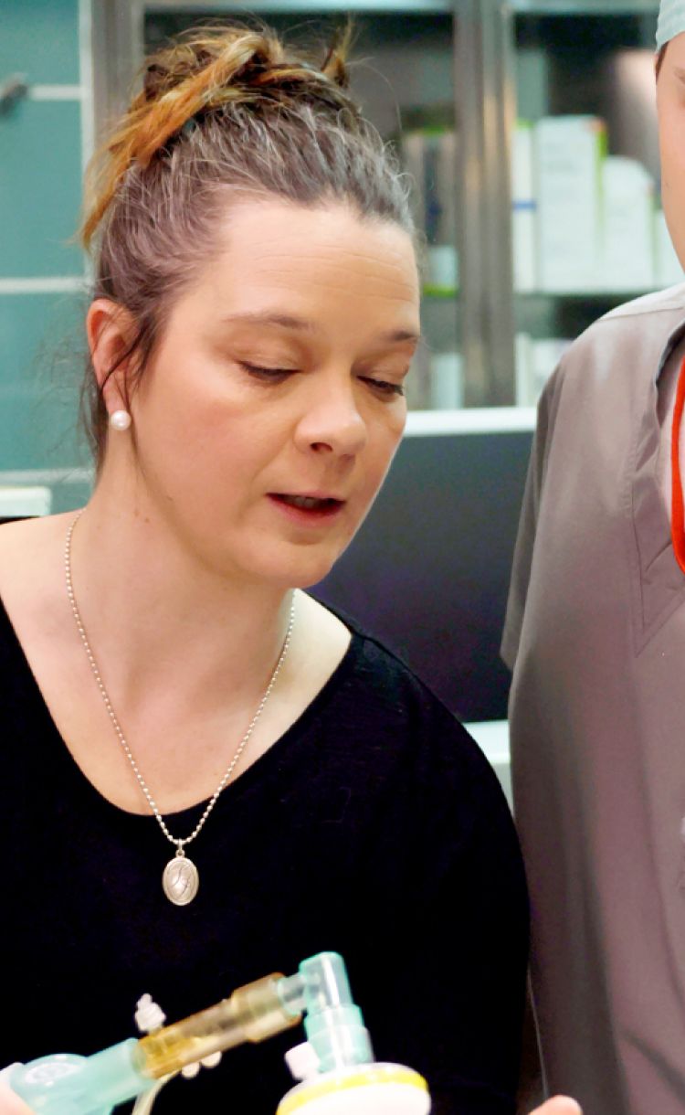 Anestesia- ja perfuusiohoitaja Hanna Heikkilä Syke-elokuvan kuvauksissa.