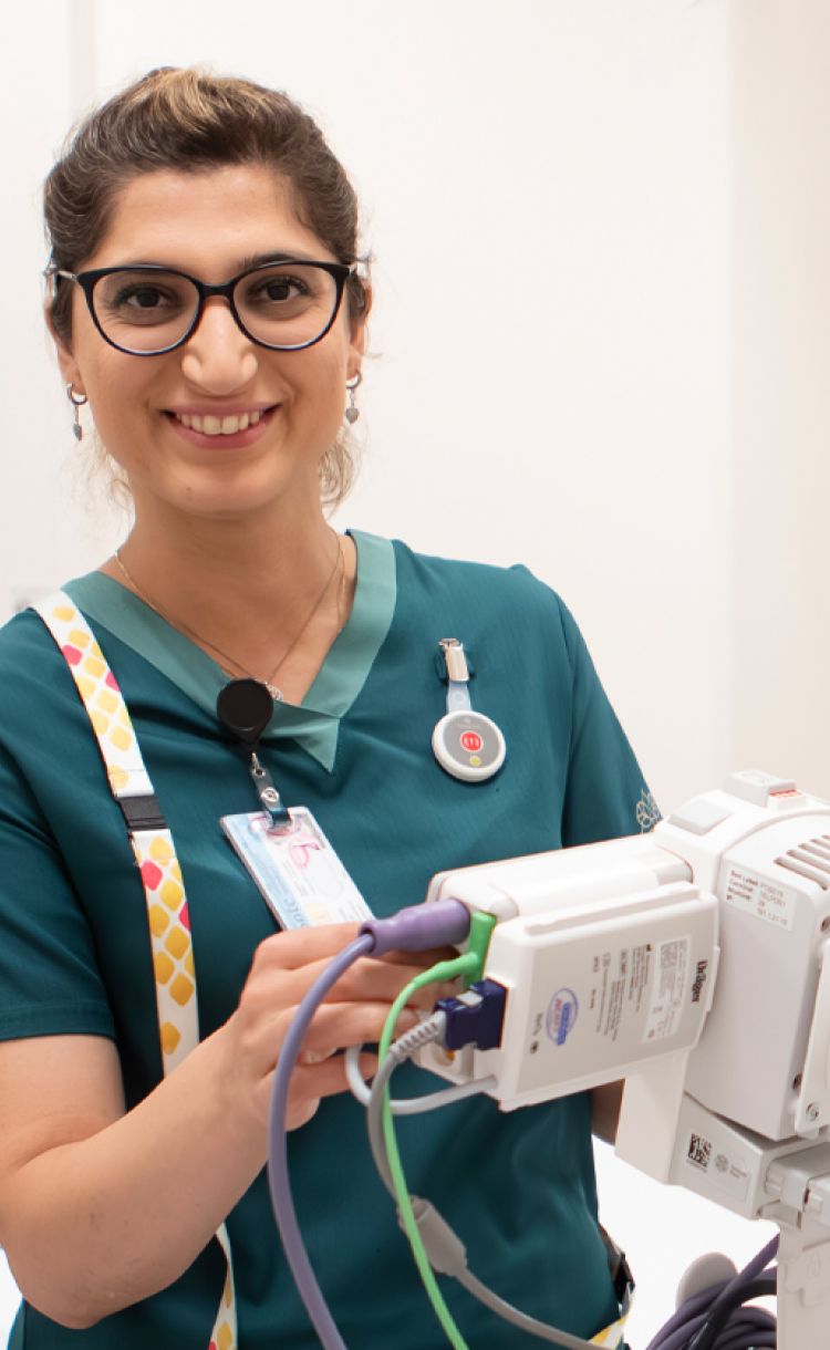 Sairaanhoitaja Pinar Sahindal työtehtävien ääressä.