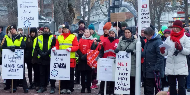 mielenosoittajia Maarianhaminassa maakuntapäivien edessä 