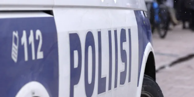 Poliisiauto lähikuvassa.