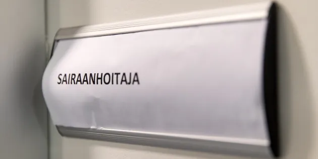 Ovikyltti, jossa lukee &quot;sairaanhoitaja&quot;. 