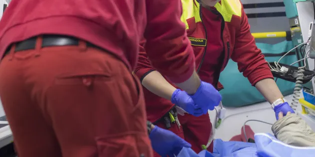 Kaksi ensihoitajaa työskentelee ambulanssissa. 