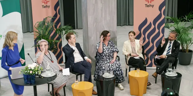Juontaja Maria Nykänen sekä panelistit Sirpa Pietikäinen, Petri Honkonen, Rosa Meriläinen, Li Andersson ja Fredrik Guseff. 