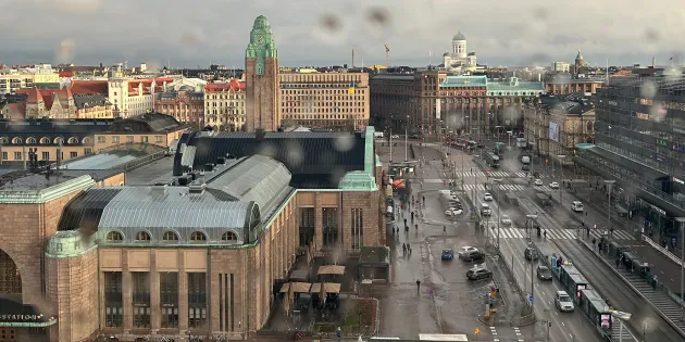 Ylhäältä otettu kuva Helsingin rautatieasemasta ja edustasta.