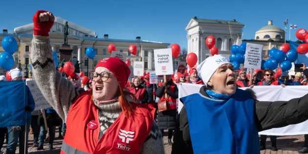 Millariikka Rytkönen ja Silja Paavola mielenosoituksessa. 