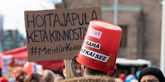 mielenosoitus pönttö päässä