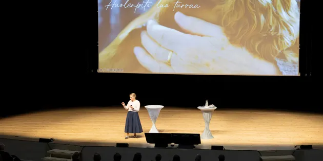 Maaret Kallio puhuu esiintymislavalla.