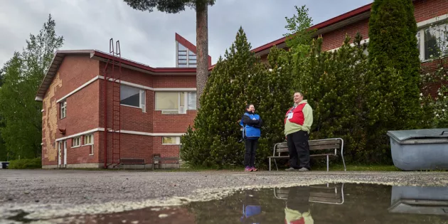 Superin Sari Melanen ja Tehyn Timo Dahl lakkovahteina Sarapihan palvelukeskuksen edessä Mäntässä.