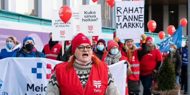 Tehyn puheenjohtaja Millariikka Rytkönen johtaa mielenosoitusta.