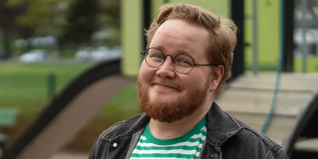Nooa Sammalkäpy hymyilee kameralle. Kuva otettu lasten leikkikentällä.