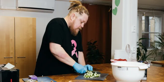 Rami Oksanen pilkkoo kurkkuja.