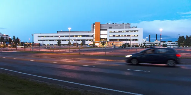 Seinäjoen keskussairaala parkkipaikan reunasta kuvattuna.