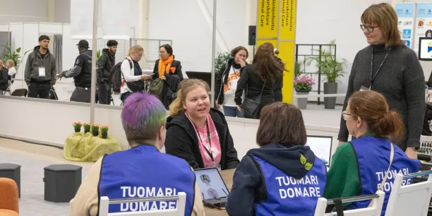 Lähihoitaja Nida Salonen Taitaja-kilpailuissa Turussa.
