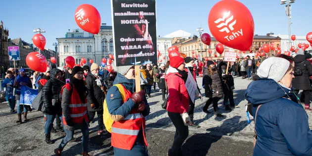 Tehyläisten ja superlaisten mielenosoitus Tampereen keskustorilla. Kyltissä lukee: &quot;Onko meille varaa olla maksamatta?&quot;