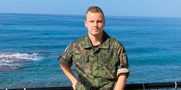 Mikko Alamäki seisoo meren rannalla.