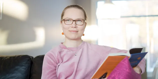 Heini Siponen lukee kirjaa.