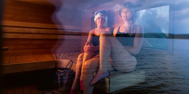 Salla Sakkara ja Heidi Pakarinen istuvat saunan lauteilla.