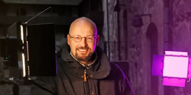 Petteri Silvonen Turun linnan pihalla.