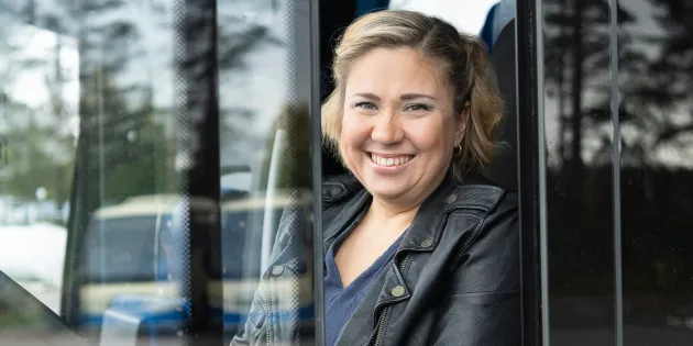 Ulrika Huurinainen katsoo linja-auton ikkunasta kuljettajan paikalta.