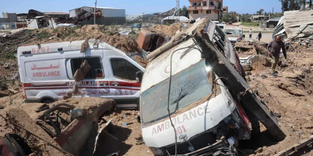 Palestiinalaiset tarkastelevat vaurioita ambulanssien korjauspihalla, jota iskettiin Israelin ilmaiskuissa al-Maghazin pakolaisleirillä keskisessä Gazassa 24. maaliskuuta 2025.