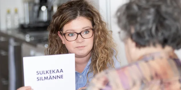 Geronomi tekee muistitestiä vanhukselle.