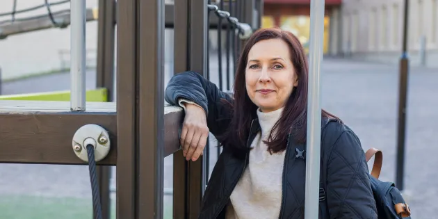 Palveluohjaaja Päivi Lehtinen koulun pihalla työreppunsa kanssa.