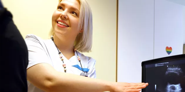 Aliisa Lahti ultraäänilaitteen vieressä.