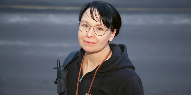 Suvi Makara poseeraa kuvassa.
