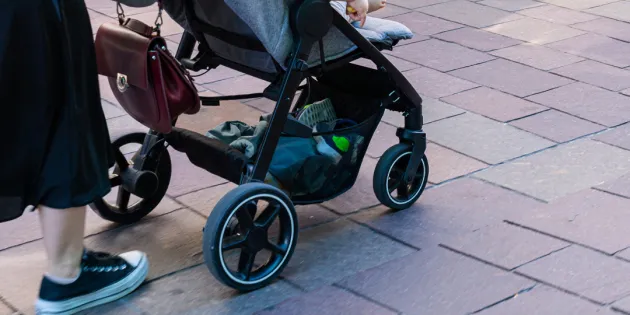 Vanhempi työntää lastenrattaita. Sijaisena voi toimia läsnä oleva opiskelija, joka on suorittanut vähintään kaksi kolmasosaa (140 op) sairaanhoitajatutkinnosta. 