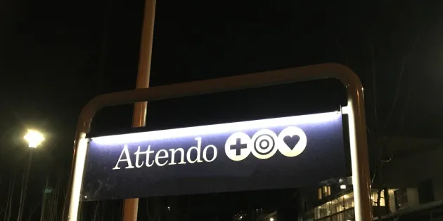 Attendon kyltti loistaa yössä.