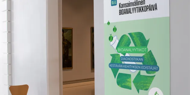 Bioanalyytikot voivat vähentää laboratorioiden ympäristökuormitusta arjen valinnoilla. Bioanalyytikkopäivän juliste huoneen seinällä.