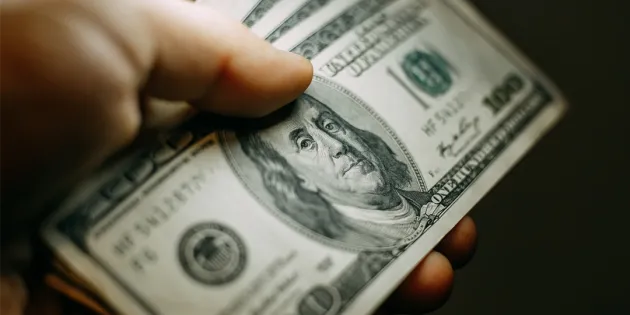 100 dollarin seteleitä