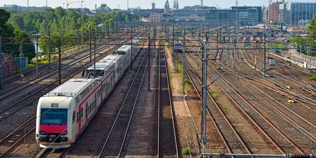 Drooniuhkatilanne syntyi Uudellamaalla 15. toukokuuta aamulla. Viranomaiset kehottivat ihmisiä pysymään sisällä, mikä aiheutti epätietoisuutta esimerkiksi työhön lähtemisessä. Helsingin päärautatieasema. Juna tulossa kohti kameraa.