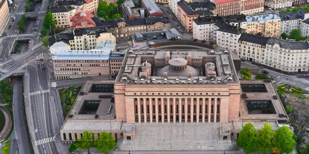 Ilmakuva edukuntatalosta Helsingissä. Eduskunta päätti helpottaa määräaikaisuuksia.