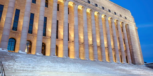 Eudskuntatalon portaat lumipeitteessä talvella kuvattuna.