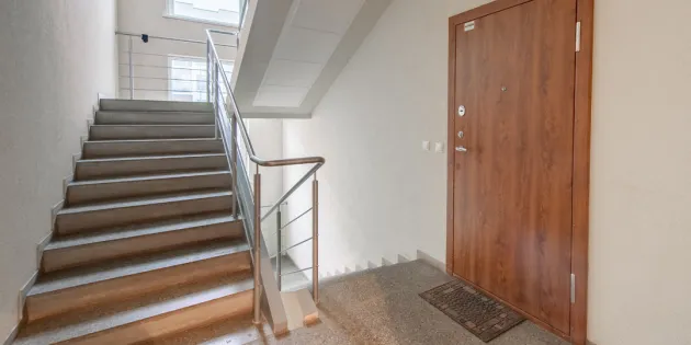 Rappukäytävä, jossa näkyy asunnon ovi ja portaat. Ensihoitajat joutuivat perääntymään rappukäytävään turvaan, kun potilas uhkasi heitä veitsellä Tampereella. 