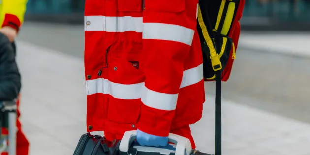 Ensihoitaja työvarustuksessaan.