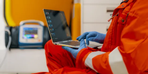 Ensihoitaja käyttää kannettavaa tietokonetta ambulanssissa. Työtuomioistuin on määrännyt Haen oy:n maksamaan Tehylle 3 000 euron hyvityssakon sekä korvaamaan Tehyn oikeudenkäyntikulut.