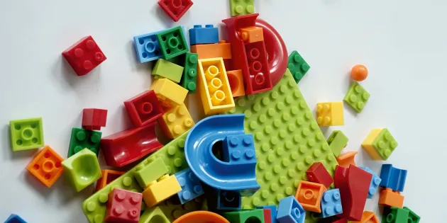 Lego-palikoita sikin sokin. 
