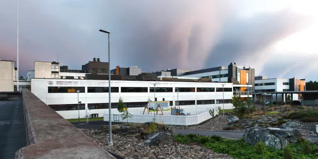 Etelä-Pohjanmaa aloitti isot yt-neuvottelut – jopa 400 henkilötyövuotta vaarassa. Seinäjoen keskusairaala kuvatuna yöaikaan ulkoapäin.