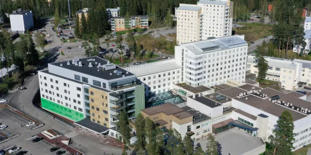 Etelä-​Savon hyvinvointialue on käynnistänyt yhteistoimintaneuvottelut. Ilmakuva Savonlinnan sairaalan rakennuksista.
