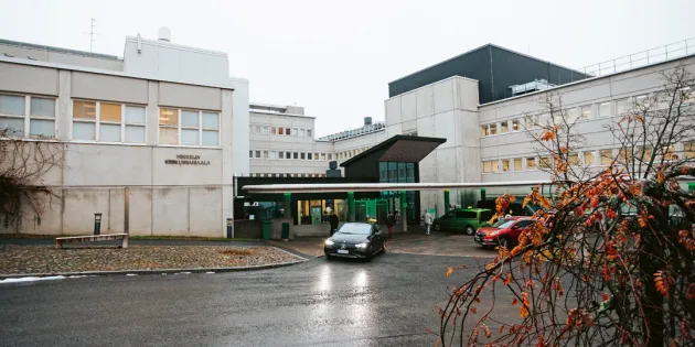 Mikkelin keskussairaala kuvattuna syksyisessä kelissä ulkoapäin.